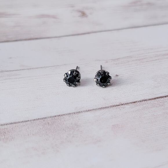 Vintage Stud Earrings 0.25" Black Gem - Some Tarnish - Picture 2 of 4